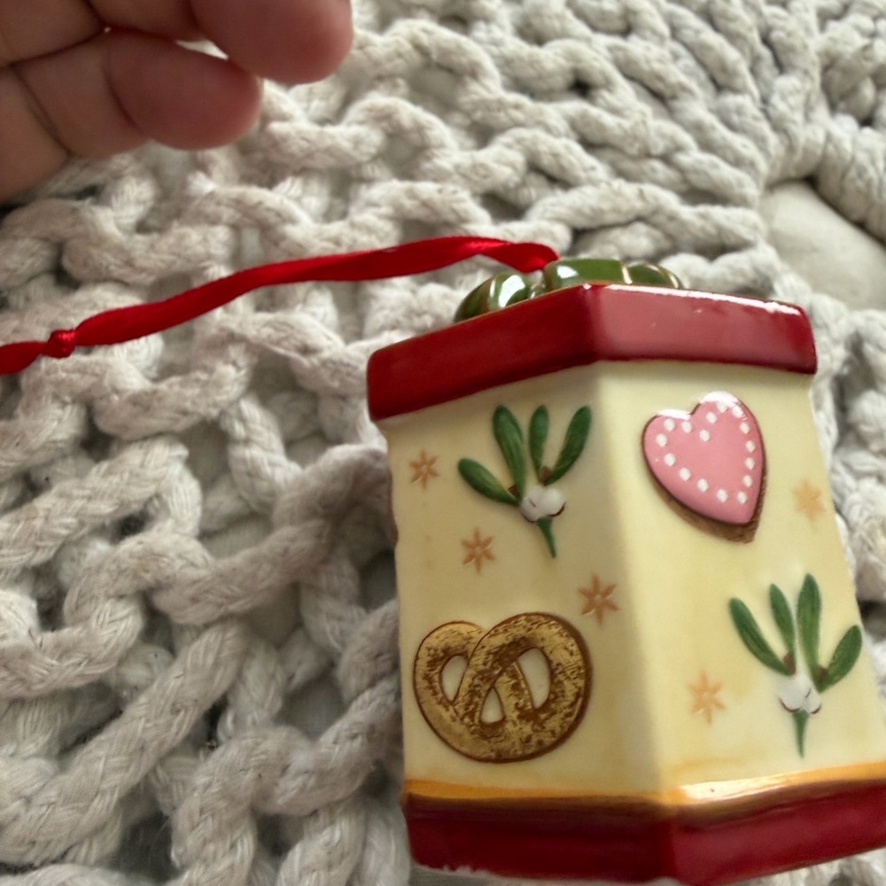 Villeroy & Boch Winter Bakery Gingerbread Box Porcelain Ornament - EUC - Picture 7 of 7